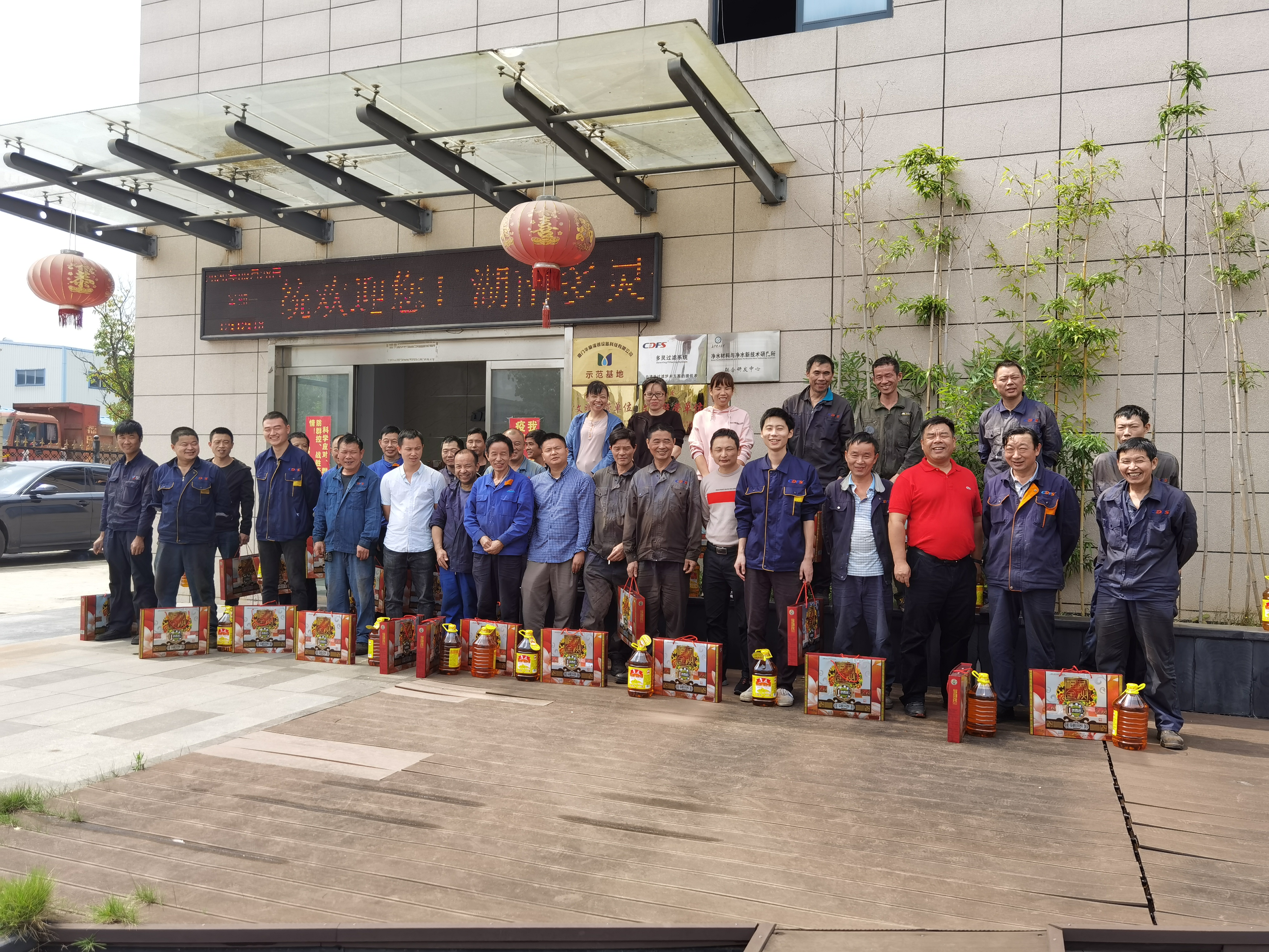 雙節(jié)回家團圓，愛國更愛家！